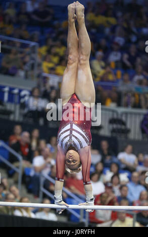 St. 15. April 2017. Oklahomas McKenzie Wofford macht einen Handstand auf den Stäben während sechs Super-Finale der 2017 NCAA Women es National Collegiate Gymnastik Championships in der Chaifetz Arena in St. Louis, MO. Kyle Okita/CSM/Alamy Live News Stockfoto