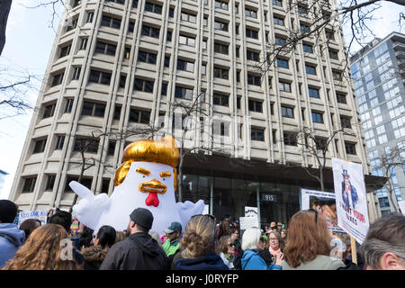 Seattle, Washington, USA. 15. April 2017. ' Chicken Don' Statue erscheint auf der Kundgebung am Henry M. Jackson Federal Building. Hunderte von Demonstranten, die besuchte Steuer März Seattle, eine Rallye und Schwester der nationalen Steuer März März stattfindenden in über 180 Gemeinden über die US-Aktivisten fordern, dass Präsident Trump seine Steuererklärungen lösen und seine Geschäfte, finanzielle Verbindungen und potenzielle Interessenkonflikte zu offenbaren. Bildnachweis: Paul Gordon/Alamy Live-Nachrichten