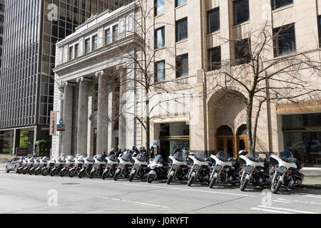 Seattle, Washington, USA. 15. April 2017. Reihe von Seattle Polizei-Motorräder auf der Kundgebung am Henry M. Jackson Federal Building aufgereiht. Hunderte von Demonstranten, die besuchte Steuer März Seattle, eine Rallye und Schwester der nationalen Steuer März März stattfindenden in über 180 Gemeinden über die US-Aktivisten fordern, dass Präsident Trump seine Steuererklärungen lösen und seine Geschäfte, finanzielle Verbindungen und potenzielle Interessenkonflikte zu offenbaren. Bildnachweis: Paul Gordon/Alamy Live-Nachrichten Stockfoto
