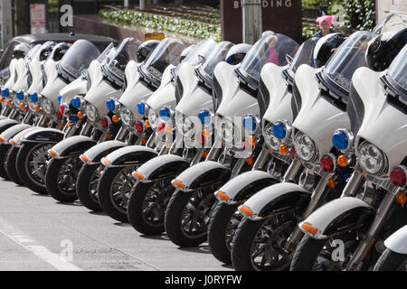 Seattle, Washington, USA. 15. April 2017. Reihe von Seattle Polizei-Motorräder auf der Kundgebung am Henry M. Jackson Federal Building aufgereiht. Hunderte von Demonstranten, die besuchte Steuer März Seattle, eine Rallye und Schwester der nationalen Steuer März März stattfindenden in über 180 Gemeinden über die US-Aktivisten fordern, dass Präsident Trump seine Steuererklärungen lösen und seine Geschäfte, finanzielle Verbindungen und potenzielle Interessenkonflikte zu offenbaren. Bildnachweis: Paul Gordon/Alamy Live-Nachrichten Stockfoto