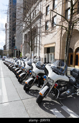 Seattle, Washington, USA. 15. April 2017. Reihe von Seattle Polizei-Motorräder auf der Kundgebung am Henry M. Jackson Federal Building aufgereiht. Hunderte von Demonstranten, die besuchte Steuer März Seattle, eine Rallye und Schwester der nationalen Steuer März März stattfindenden in über 180 Gemeinden über die US-Aktivisten fordern, dass Präsident Trump seine Steuererklärungen lösen und seine Geschäfte, finanzielle Verbindungen und potenzielle Interessenkonflikte zu offenbaren. Bildnachweis: Paul Gordon/Alamy Live-Nachrichten Stockfoto