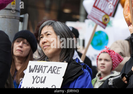 Seattle, Washington, USA. 15. April 2017. Hunderte von Demonstranten, die besuchte Steuer März Seattle, eine Rallye und Schwester der nationalen Steuer März März stattfindenden in über 180 Gemeinden über die US-Aktivisten fordern, dass Präsident Trump seine Steuererklärungen lösen und seine Geschäfte, finanzielle Verbindungen und potenzielle Interessenkonflikte zu offenbaren. Bildnachweis: Paul Gordon/Alamy Live-Nachrichten Stockfoto