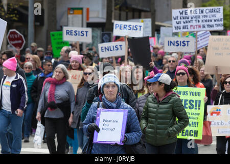 Seattle, Washington, USA. 15. April 2017. Hunderte von Demonstranten, die besuchte Steuer März Seattle, eine Rallye und Schwester der nationalen Steuer März März stattfindenden in über 180 Gemeinden über die US-Aktivisten fordern, dass Präsident Trump seine Steuererklärungen lösen und seine Geschäfte, finanzielle Verbindungen und potenzielle Interessenkonflikte zu offenbaren. Bildnachweis: Paul Gordon/Alamy Live-Nachrichten Stockfoto