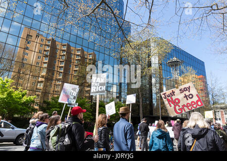 Seattle, Washington, USA. 15. April 2017. Hunderte von Demonstranten, die besuchte Steuer März Seattle, eine Rallye und Schwester der nationalen Steuer März März stattfindenden in über 180 Gemeinden über die US-Aktivisten fordern, dass Präsident Trump seine Steuererklärungen lösen und seine Geschäfte, finanzielle Verbindungen und potenzielle Interessenkonflikte zu offenbaren. Bildnachweis: Paul Gordon/Alamy Live-Nachrichten Stockfoto