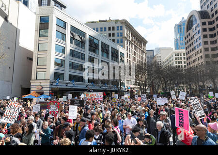 Seattle, Washington, USA. 15. April 2017. Tausende von Demonstranten besuchte Black lebt Angelegenheit Marsch auf Seattle 2.0 protestieren ein Steuersystem, das farbige Menschen und ausgegrenzter Menschen keinen Wert. Aktivisten fordern auch, dass Präsident Trump seine Steuererklärungen lösen und seine Geschäfte, finanzielle Verbindungen und potenzielle Interessenkonflikte zu offenbaren. Bildnachweis: Paul Gordon/Alamy Live-Nachrichten Stockfoto