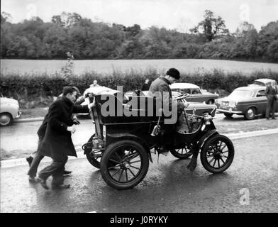 11. November 1965 - jährlicher R.A.C. Veteran Car Run von London nach Brighton - Lord Montague und sein Veteran in Trouble: 250 Veteran Cars wurden für den jährlich stattfindenden Veteran Car Run des Royal Automobilclubs von London nach Brighton angemeldet. Alle beteiligten Fahrzeuge wurden vor 1905 gebaut. Foto zeigt: lord Montague von Beaulieu bekommt eine helfende Hand auf den Pyecombe Hill, nahe Brighten, nachdem ein leichtes mechanisches falt in seinem Cadillac von 1903 entwickelt wurde. (Bild: © Keystone Press Agency/Keystone USA via ZUMAPRESS.com) Stockfoto