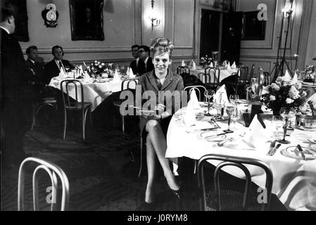 5. Mai 1965 - ein Bild von einem Mädchen mit Erlaubnis, ein Männer Club eingeben: The Royal Automobile Club, Pall Mall, St. Jame, ist eines der jüngere von London zu den führenden Clubs, die erst seit 1897 gegangen. Aber wie seine älteren Brüder in der Pall Mall es Frauen aus den Haupträumen des Clubs bars. Christine Blyth entdeckt dies gestern. Sie ist eine British Broadcasting Company-Sekretär, mit 22 Jahren, der ging in den Club mit einem Produzenten, die ein Motorsport-Programm war. Christine ist die R.A.C. der Organisation, die diese frechen blauen Abzeichen stellt die Autos, die Gefahren durch gleichermaßen schmücken Stockfoto