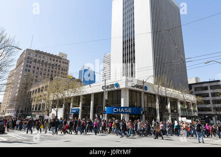 Seattle, Washington, USA. 15. April 2017. Tausende von Fans besucht Black lebt Angelegenheit Marsch auf Seattle 2.0 protestieren ein Steuersystem, das farbige Menschen und ausgegrenzter Menschen keinen Wert. Aktivisten fordern auch, dass Präsident Trump seine Steuererklärungen lösen und seine Geschäfte, finanzielle Verbindungen und potenzielle Interessenkonflikte zu offenbaren. Bildnachweis: Paul Gordon/Alamy Live-Nachrichten Stockfoto