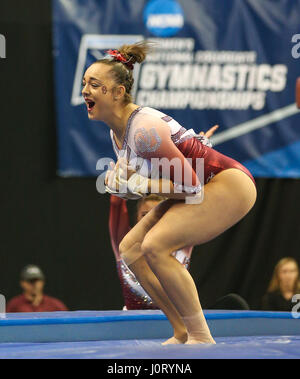 St. 15. April 2017. Oklahomas Maggie Nichols feiert ihr Tresor Landung während sechs Super-Finale der 2017 NCAA Women es National Collegiate Gymnastik Championships in der Chaifetz Arena in St. Louis, MO. Kyle Okita/CSM/Alamy Live News Stockfoto