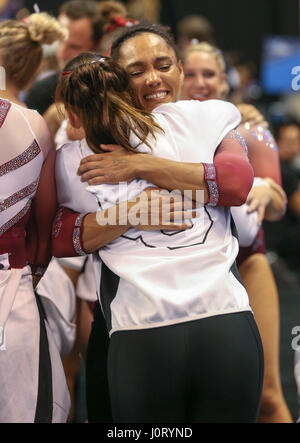 St. 15. April 2017. Oklahomas a.j. Jackson umarmt einen Mitspieler am Ende der sechs Super-Finale der 2017 NCAA Women es National Collegiate Gymnastik-Meisterschaften in der Chaifetz Arena in St. Louis, MO. Kyle Okita/CSM/Alamy Live News Stockfoto