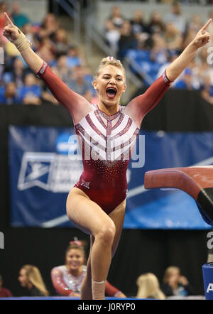 St. 15. April 2017. Oklahomas Jade Degouveia nach ihrem Sprung beim Super Six Finale des 2017 NCAA Women es National Collegiate Gymnastik-Meisterschaften in der Chaifetz Arena in St. Louis, MO. Kyle Okita/CSM/Alamy Live News Stockfoto