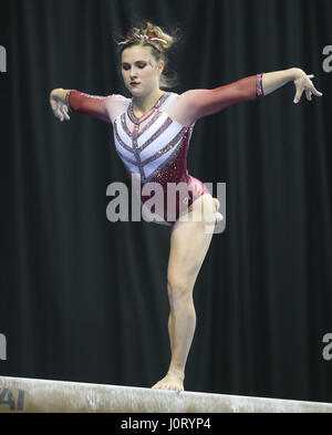 St. 15. April 2017. Oklahoma Chayse Capps führt auf dem Schwebebalken während sechs Super-Finale der 2017 NCAA Women es National Collegiate Gymnastik Championships in der Chaifetz Arena in St. Louis, MO. Kyle Okita/CSM/Alamy Live News Stockfoto