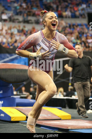 St. 15. April 2017. Oklahomas Maggie Nichols feiert ihr Tresor Landung während sechs Super-Finale der 2017 NCAA Women es National Collegiate Gymnastik Championships in der Chaifetz Arena in St. Louis, MO. Kyle Okita/CSM/Alamy Live News Stockfoto