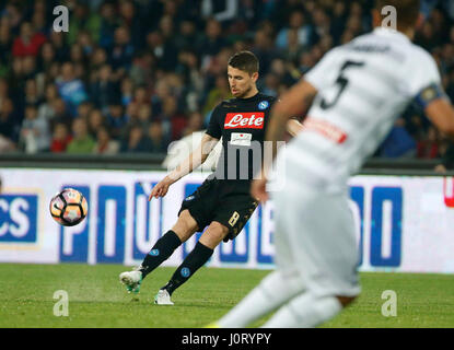 Neapel, Italien. 15. April 2017. Jorginho in der italienischen Serie ein Fußballspiel zwischen SSC Napoli und Udinese im Stadion San Paolo in Neapel Italien, 15. April 2017 Credit: Agnfoto/Alamy Live-Nachrichten Stockfoto