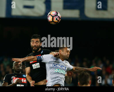 Neapel, Italien. 15. April 2017. Napoli'sRaul Albiol während der italienischen Serie ein Fußballspiel zwischen SSC Napoli und Udinese im Stadion San Paolo in Neapel Italien, 15. April 2017 Credit: Agnfoto/Alamy Live-Nachrichten Stockfoto