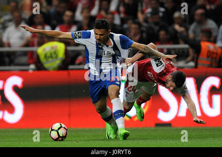 Lissabon, Portugal. 15. April 2017. Bragas Ricardo Ferreira(R) wetteifert mit Portos Tiquinho Soares im Jahr 2016/2017 portugiesischen Liga-match zwischen SC Braga und FC Porto in Braga städtische Stadion in Braga, Portugal, 15. April 2017. Das Spiel endete mit einem 1: 1-Unentschieden. Bildnachweis: Paulo Duarte/Xinhua/Alamy Live-Nachrichten Stockfoto