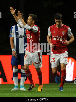 Lissabon, Portugal. 15. April 2017. Bragas Pedro Santos(C) feiert erzielte im Jahr 2016/2017 portugiesischen Liga-match zwischen SC Braga und FC Porto in Braga städtische Stadion in Braga, Portugal, 15. April 2017. Das Spiel endete mit einem 1: 1-Unentschieden. Bildnachweis: Paulo Duarte/Xinhua/Alamy Live-Nachrichten Stockfoto