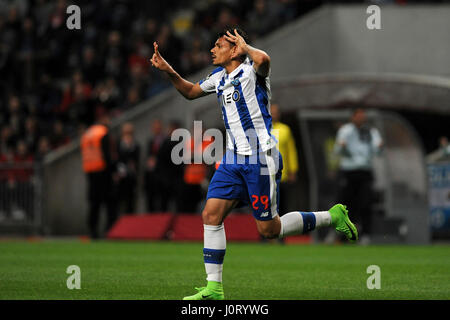 Lissabon, Portugal. 15. April 2017. Portos Tiquinho Soares feiert erzielte im Jahr 2016/2017 portugiesischen Liga-match zwischen SC Braga und FC Porto in Braga städtische Stadion in Braga, Portugal, 15. April 2017. Das Spiel endete mit einem 1: 1-Unentschieden. Bildnachweis: Paulo Duarte/Xinhua/Alamy Live-Nachrichten Stockfoto