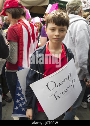 New York City, USA. 15. April 2017. Tausende von Demonstranten marschieren in The Tax Day März aufzufordern, Donald Trump lösen seine Steuern, damit die Quelle sein Einkommen und Schulden und seine Beziehungen zu anderen Regierungen Fragen beantwortet werden können. © Ethel Wolvovitz/Alamy Live-Nachrichten Stockfoto