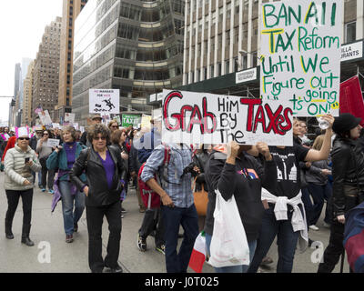 New York City, USA. 15. April 2017. Tausende von Demonstranten marschieren in The Tax Day März aufzufordern, Donald Trump lösen seine Steuern, damit die Quelle sein Einkommen und Schulden und seine Beziehungen zu anderen Regierungen Fragen beantwortet werden können. © Ethel Wolvovitz/Alamy Live-Nachrichten Stockfoto