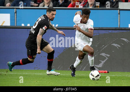 Leverkusen. 15. April 2017. Roberto Hilbert von Bayer 04 Leverkusen wetteifert mit Kingsley Coman(R) des FC Bayern München in der Bundesliga-Fußball-Spiel zwischen Bayer 04 Leverkusen und dem FC Bayern München im Stadion BayArena in Leverkusen, Deutschland am 15. April 2017. Das Spiel endete mit einem 0: 0 Unentschieden. Bildnachweis: Joachim Bywaletz/Xinhua/Alamy Live-Nachrichten Stockfoto