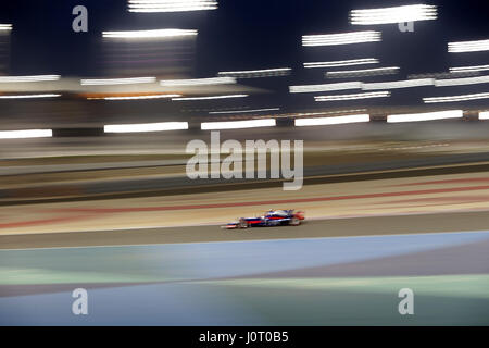 Bahrain International Circuit, Sakhir. 16. April 2017.   Carlos Sainz Jr. (SPA #55), Scuderia Toro Rosso Foto: Cronos/Hasan Bratic/Alamy Live News Stockfoto