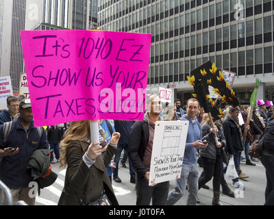 New York City, USA. 15. April 2017. Tausende von Demonstranten marschieren in The Tax Day März aufzufordern, Donald Trump lösen seine Steuern, damit die Quelle sein Einkommen und Schulden und seine Beziehungen zu anderen Regierungen Fragen beantwortet werden können. © Ethel Wolvovitz/Alamy Live-Nachrichten Stockfoto