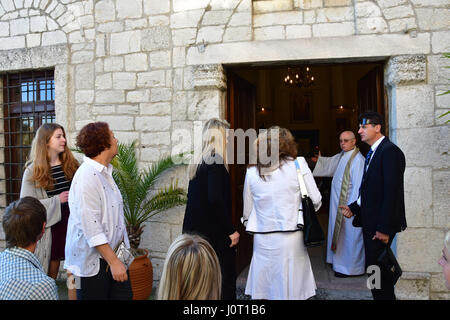 Nafplio. 16. April 2017 Griechenland. Auferstehung Christi gefeiert am Morgen Sonntag in der katholischen Kirche der Verklärung in Nafplion Katholiken einheimische und Besucher, die für einen Urlaub in der Hauptstadt von Argolida kam. Die katholische Kirche von Nafplio wurde im Jahre 1840 von König Otto von Griechenland gegründet. Bitte beachten Sie, dass die Kirche in der türkischen Moschee aus dem 18. Jahrhundert. In der Krypta der Kirche sind die Knochen von Filellinon, die im Kampf für die Befreiung Griechenlands von den Türken fiel. Bildnachweis: VANGELIS BOUGIOTIS/Alamy Live-Nachrichten Stockfoto