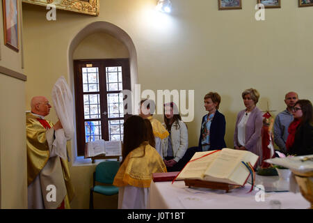 Nafplio. 16. April 2017 Griechenland. Auferstehung Christi gefeiert am Morgen Sonntag in der katholischen Kirche der Verklärung in Nafplion Katholiken einheimische und Besucher, die für einen Urlaub in der Hauptstadt von Argolida kam. Die katholische Kirche von Nafplio wurde im Jahre 1840 von König Otto von Griechenland gegründet. Bitte beachten Sie, dass die Kirche in der türkischen Moschee aus dem 18. Jahrhundert. In der Krypta der Kirche sind die Knochen von Filellinon, die im Kampf für die Befreiung Griechenlands von den Türken fiel. Bildnachweis: VANGELIS BOUGIOTIS/Alamy Live-Nachrichten Stockfoto