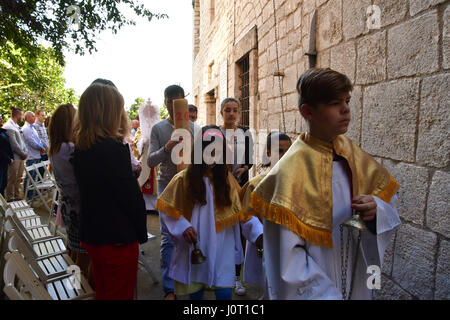 Nafplio. 16. April 2017 Griechenland. Auferstehung Christi gefeiert am Morgen Sonntag in der katholischen Kirche der Verklärung in Nafplion Katholiken einheimische und Besucher, die für einen Urlaub in der Hauptstadt von Argolida kam. Die katholische Kirche von Nafplio wurde im Jahre 1840 von König Otto von Griechenland gegründet. Bitte beachten Sie, dass die Kirche in der türkischen Moschee aus dem 18. Jahrhundert. In der Krypta der Kirche sind die Knochen von Filellinon, die im Kampf für die Befreiung Griechenlands von den Türken fiel. Bildnachweis: VANGELIS BOUGIOTIS/Alamy Live-Nachrichten Stockfoto