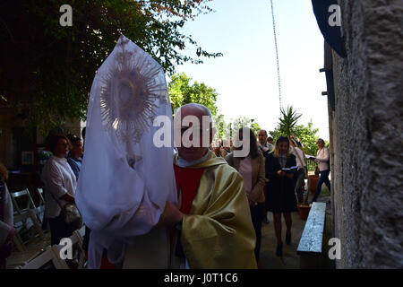 Nafplio. 16. April 2017 Griechenland. Auferstehung Christi gefeiert am Morgen Sonntag in der katholischen Kirche der Verklärung in Nafplion Katholiken einheimische und Besucher, die für einen Urlaub in der Hauptstadt von Argolida kam. Die katholische Kirche von Nafplio wurde im Jahre 1840 von König Otto von Griechenland gegründet. Bitte beachten Sie, dass die Kirche in der türkischen Moschee aus dem 18. Jahrhundert. In der Krypta der Kirche sind die Knochen von Filellinon, die im Kampf für die Befreiung Griechenlands von den Türken fiel. Bildnachweis: VANGELIS BOUGIOTIS/Alamy Live-Nachrichten Stockfoto