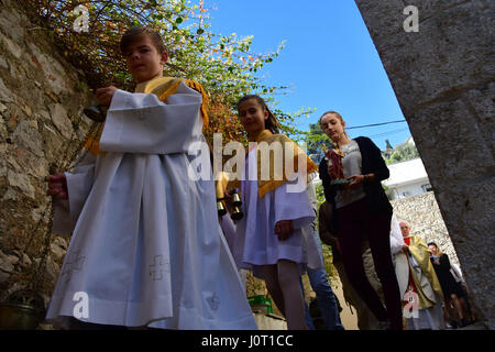 Nafplio. 16. April 2017 Griechenland. Auferstehung Christi gefeiert am Morgen Sonntag in der katholischen Kirche der Verklärung in Nafplion Katholiken einheimische und Besucher, die für einen Urlaub in der Hauptstadt von Argolida kam. Die katholische Kirche von Nafplio wurde im Jahre 1840 von König Otto von Griechenland gegründet. Bitte beachten Sie, dass die Kirche in der türkischen Moschee aus dem 18. Jahrhundert. In der Krypta der Kirche sind die Knochen von Filellinon, die im Kampf für die Befreiung Griechenlands von den Türken fiel. Bildnachweis: VANGELIS BOUGIOTIS/Alamy Live-Nachrichten Stockfoto