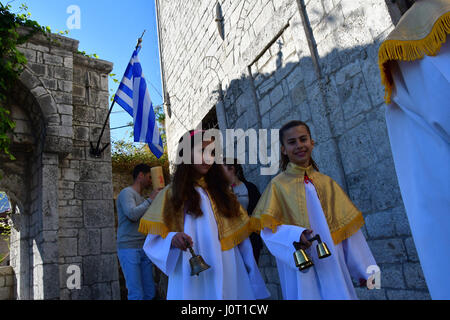 Nafplio. 16. April 2017 Griechenland. Auferstehung Christi gefeiert am Morgen Sonntag in der katholischen Kirche der Verklärung in Nafplion Katholiken einheimische und Besucher, die für einen Urlaub in der Hauptstadt von Argolida kam. Die katholische Kirche von Nafplio wurde im Jahre 1840 von König Otto von Griechenland gegründet. Bitte beachten Sie, dass die Kirche in der türkischen Moschee aus dem 18. Jahrhundert. In der Krypta der Kirche sind die Knochen von Filellinon, die im Kampf für die Befreiung Griechenlands von den Türken fiel. Bildnachweis: VANGELIS BOUGIOTIS/Alamy Live-Nachrichten Stockfoto