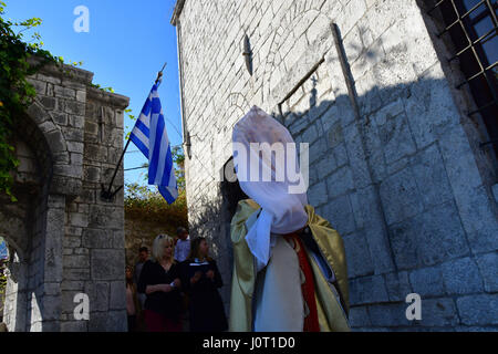 Nafplio. 16. April 2017 Griechenland. Auferstehung Christi gefeiert am Morgen Sonntag in der katholischen Kirche der Verklärung in Nafplion Katholiken einheimische und Besucher, die für einen Urlaub in der Hauptstadt von Argolida kam. Die katholische Kirche von Nafplio wurde im Jahre 1840 von König Otto von Griechenland gegründet. Bitte beachten Sie, dass die Kirche in der türkischen Moschee aus dem 18. Jahrhundert. In der Krypta der Kirche sind die Knochen von Filellinon, die im Kampf für die Befreiung Griechenlands von den Türken fiel. Bildnachweis: VANGELIS BOUGIOTIS/Alamy Live-Nachrichten Stockfoto