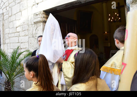 Nafplio. 16. April 2017 Griechenland. Auferstehung Christi gefeiert am Morgen Sonntag in der katholischen Kirche der Verklärung in Nafplion Katholiken einheimische und Besucher, die für einen Urlaub in der Hauptstadt von Argolida kam. Die katholische Kirche von Nafplio wurde im Jahre 1840 von König Otto von Griechenland gegründet. Bitte beachten Sie, dass die Kirche in der türkischen Moschee aus dem 18. Jahrhundert. In der Krypta der Kirche sind die Knochen von Filellinon, die im Kampf für die Befreiung Griechenlands von den Türken fiel. Bildnachweis: VANGELIS BOUGIOTIS/Alamy Live-Nachrichten Stockfoto