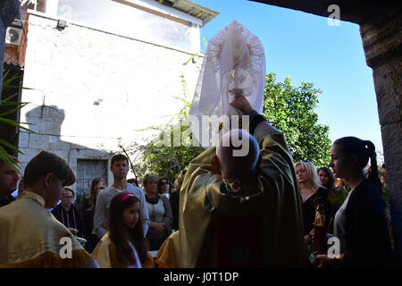 Nafplio. 16. April 2017 Griechenland. Auferstehung Christi gefeiert am Morgen Sonntag in der katholischen Kirche der Verklärung in Nafplion Katholiken einheimische und Besucher, die für einen Urlaub in der Hauptstadt von Argolida kam. Die katholische Kirche von Nafplio wurde im Jahre 1840 von König Otto von Griechenland gegründet. Bitte beachten Sie, dass die Kirche in der türkischen Moschee aus dem 18. Jahrhundert. In der Krypta der Kirche sind die Knochen von Filellinon, die im Kampf für die Befreiung Griechenlands von den Türken fiel. Bildnachweis: VANGELIS BOUGIOTIS/Alamy Live-Nachrichten Stockfoto