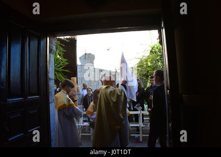 Nafplio. 16. April 2017 Griechenland. Auferstehung Christi gefeiert am Morgen Sonntag in der katholischen Kirche der Verklärung in Nafplion Katholiken einheimische und Besucher, die für einen Urlaub in der Hauptstadt von Argolida kam. Die katholische Kirche von Nafplio wurde im Jahre 1840 von König Otto von Griechenland gegründet. Bitte beachten Sie, dass die Kirche in der türkischen Moschee aus dem 18. Jahrhundert. In der Krypta der Kirche sind die Knochen von Filellinon, die im Kampf für die Befreiung Griechenlands von den Türken fiel. Bildnachweis: VANGELIS BOUGIOTIS/Alamy Live-Nachrichten Stockfoto