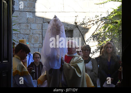 Nafplio. 16. April 2017 Griechenland. Auferstehung Christi gefeiert am Morgen Sonntag in der katholischen Kirche der Verklärung in Nafplion Katholiken einheimische und Besucher, die für einen Urlaub in der Hauptstadt von Argolida kam. Die katholische Kirche von Nafplio wurde im Jahre 1840 von König Otto von Griechenland gegründet. Bitte beachten Sie, dass die Kirche in der türkischen Moschee aus dem 18. Jahrhundert. In der Krypta der Kirche sind die Knochen von Filellinon, die im Kampf für die Befreiung Griechenlands von den Türken fiel. Bildnachweis: VANGELIS BOUGIOTIS/Alamy Live-Nachrichten Stockfoto