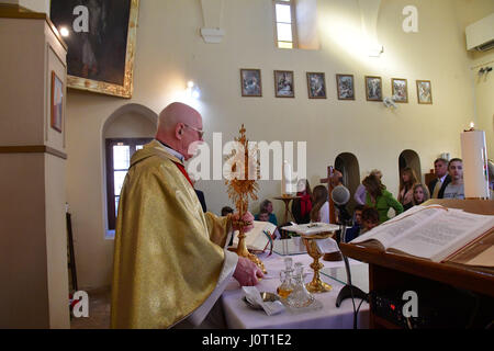 Nafplio. 16. April 2017 Griechenland. Auferstehung Christi gefeiert am Morgen Sonntag in der katholischen Kirche der Verklärung in Nafplion Katholiken einheimische und Besucher, die für einen Urlaub in der Hauptstadt von Argolida kam. Die katholische Kirche von Nafplio wurde im Jahre 1840 von König Otto von Griechenland gegründet. Bitte beachten Sie, dass die Kirche in der türkischen Moschee aus dem 18. Jahrhundert. In der Krypta der Kirche sind die Knochen von Filellinon, die im Kampf für die Befreiung Griechenlands von den Türken fiel. Bildnachweis: VANGELIS BOUGIOTIS/Alamy Live-Nachrichten Stockfoto