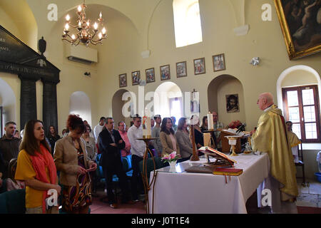 Nafplio. 16. April 2017 Griechenland. Auferstehung Christi gefeiert am Morgen Sonntag in der katholischen Kirche der Verklärung in Nafplion Katholiken einheimische und Besucher, die für einen Urlaub in der Hauptstadt von Argolida kam. Die katholische Kirche von Nafplio wurde im Jahre 1840 von König Otto von Griechenland gegründet. Bitte beachten Sie, dass die Kirche in der türkischen Moschee aus dem 18. Jahrhundert. In der Krypta der Kirche sind die Knochen von Filellinon, die im Kampf für die Befreiung Griechenlands von den Türken fiel. Bildnachweis: VANGELIS BOUGIOTIS/Alamy Live-Nachrichten Stockfoto