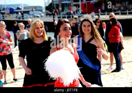 Weymouth, Dorset, UK. 16. April 2017. Teilnehmer Aufwärmen vor der Teilnahme an den "Weymouth Wade" Bereichen erste aufs Joggen Rennen. Die Veranstaltung findet am Strand von Weymouth, der vor kurzem Großbritanniens besten von Reisenden ernannt wurde. der Strand, der drei Meilen lang ist wurde auch Nummer neun in ganz Europa gelegt. Bildnachweis: Tom Corban/Alamy Live-Nachrichten Stockfoto