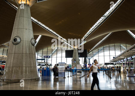 Kuala Lumpur, Malaysia. 16. April 2017. Ein Blick in das Innere der Kuala Lumpur International Airport (KLIA). © Danny Chan/Alamy Live-Nachrichten. Stockfoto