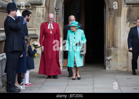 Windsor, UK. 16. April 2017. Die Königin, begleitet von der Duke of Edinburgh, präsentiert mit Blumensträuße Blumen Beim Verlassen des Ostersonntag Service an Str. Georges Kapelle in Windsor Castle. Bildnachweis: Mark Kerrison/Alamy Live-Nachrichten Stockfoto