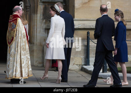 Windsor, UK. 16. April 2017. Der Herzog und die Herzogin von Cambridge besuchen den Ostersonntag Service im St George's Chapel in Windsor Castle. Bildnachweis: Mark Kerrison/Alamy Live-Nachrichten Stockfoto