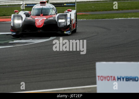 Towcester, Northamptonshire, UK. 16. April 2017. FIA WEC racing team Toyota Gazoo Racing (Mike Conway / Kamui Kobayashi / Jose Maria Lopez) Laufwerke während den 6 Stunden von Silverstone der FIA World Endurance Championship Autograph Session am Silverstone Circuit Foto: Gergo Toth / Alamy Live News Stockfoto