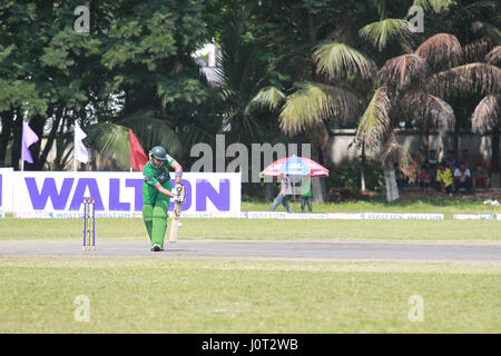 Dhaka, Bangladesch. 16. April 2017. Ein Bangladeshi Schlagmann Fledermäuse während der Tri Nation Behinderte Cricket-Match gegen Sri Lanka in Dhaka, Bangladesch, 16. April 2017. Bildnachweis: Suvra Kanti Das/ZUMA Draht/Alamy Live-Nachrichten Stockfoto