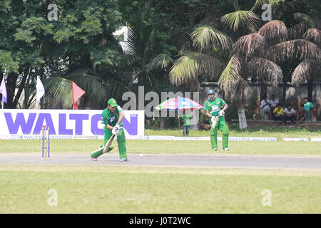 Dhaka, Bangladesch. 16. April 2017. Ein Bangladeshi Schlagmann Fledermäuse während der Tri Nation Behinderte Cricket-Match gegen Sri Lanka in Dhaka, Bangladesch, 16. April 2017. Bildnachweis: Suvra Kanti Das/ZUMA Draht/Alamy Live-Nachrichten Stockfoto