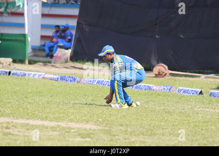 Dhaka, Bangladesch. 16. April 2017. Ein Sri Lanka Fielder Felder während der Tri Nation Behinderte Cricket-Match gegen Bangladesch in Dhaka, Bangladesch, 16. April 2017. Bildnachweis: Suvra Kanti Das/ZUMA Draht/Alamy Live-Nachrichten Stockfoto