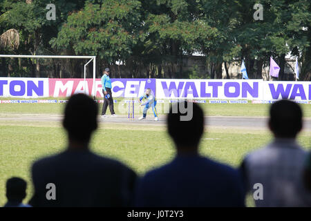 Dhaka, Bangladesch. 16. April 2017. Ein Sri Lanka Fielder Felder während der Tri Nation Behinderte Cricket-Match gegen Bangladesch in Dhaka, Bangladesch, 16. April 2017. Bildnachweis: Suvra Kanti Das/ZUMA Draht/Alamy Live-Nachrichten Stockfoto