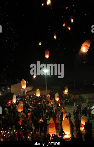 (170416)--LEONIDION, 16. April 2017 (Xinhua)--Foto am 15. April 2016 zeigt Heißluftballons in den Himmel, das Osterfest in Leonidion Stadt auf der Halbinsel Peloponnes in Griechenland. (Xinhua/Marios Lolos) (Yk) Stockfoto